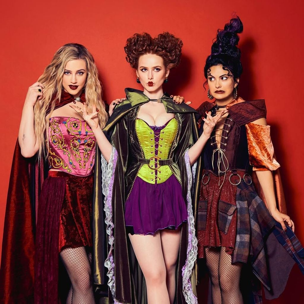 Lili Reinhart, Madeleine Petch y Camila Mendes como las brujas de Abracadabra