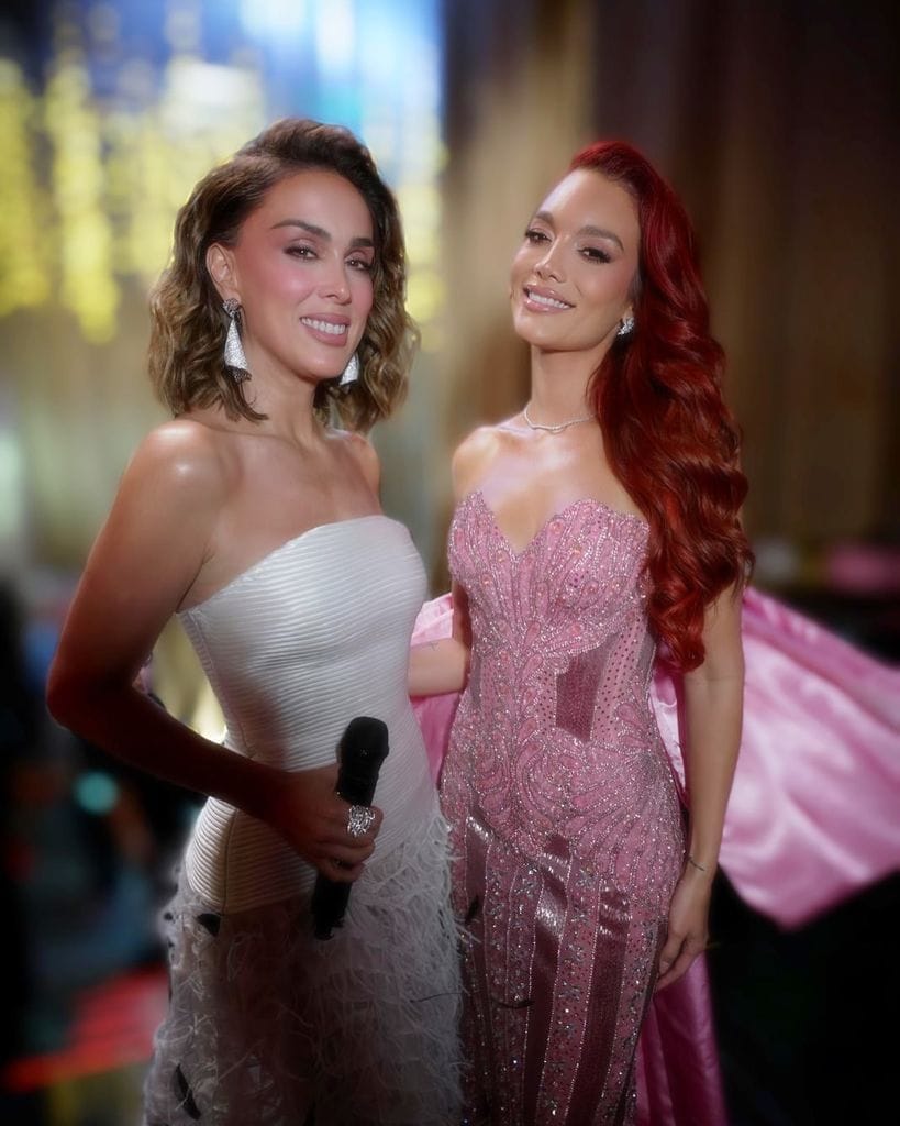 Jacky Bracamontes, conductora del show, junto a Zuleyka Rivera