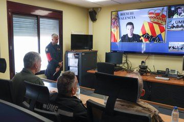Plano general del rey Felipe, en una videoconferencia con los servicios de emergencias a ría de la DANA