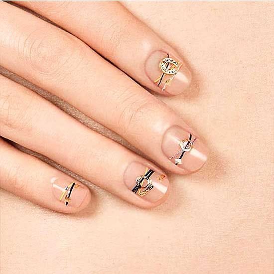 Eligiendo la base y elementos adecuados, este nail art puede ser tan original como elegante. Reduce el número de hilos y adornos al mínimo necesario y elige bien. Y no tengas miedo, un toque de brillo puede ser la clave.

Instagram: @nail_unistella.
