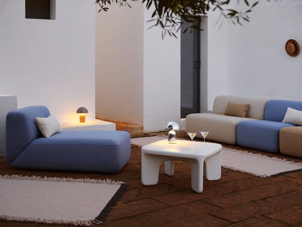 Salón de verano con luces de sobremesa