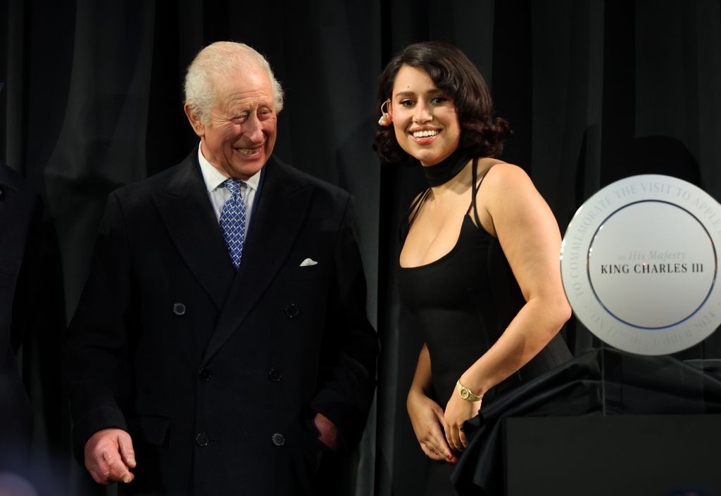 El rey Carlos III con la cantante Raye