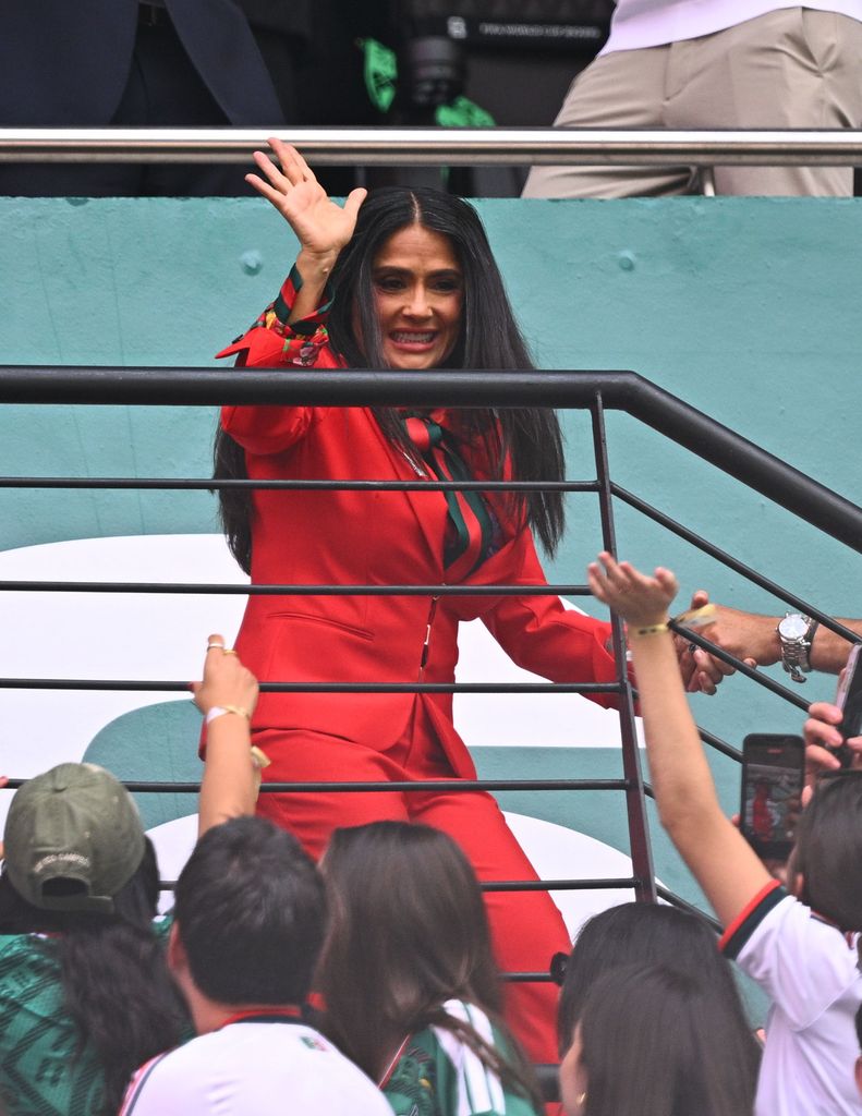 Salma Hayek lució guapísima en un traje rojo.