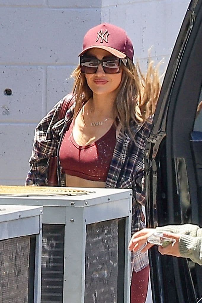 Jennifer Lopez lució guapísima en un look deportivo color burdeos..