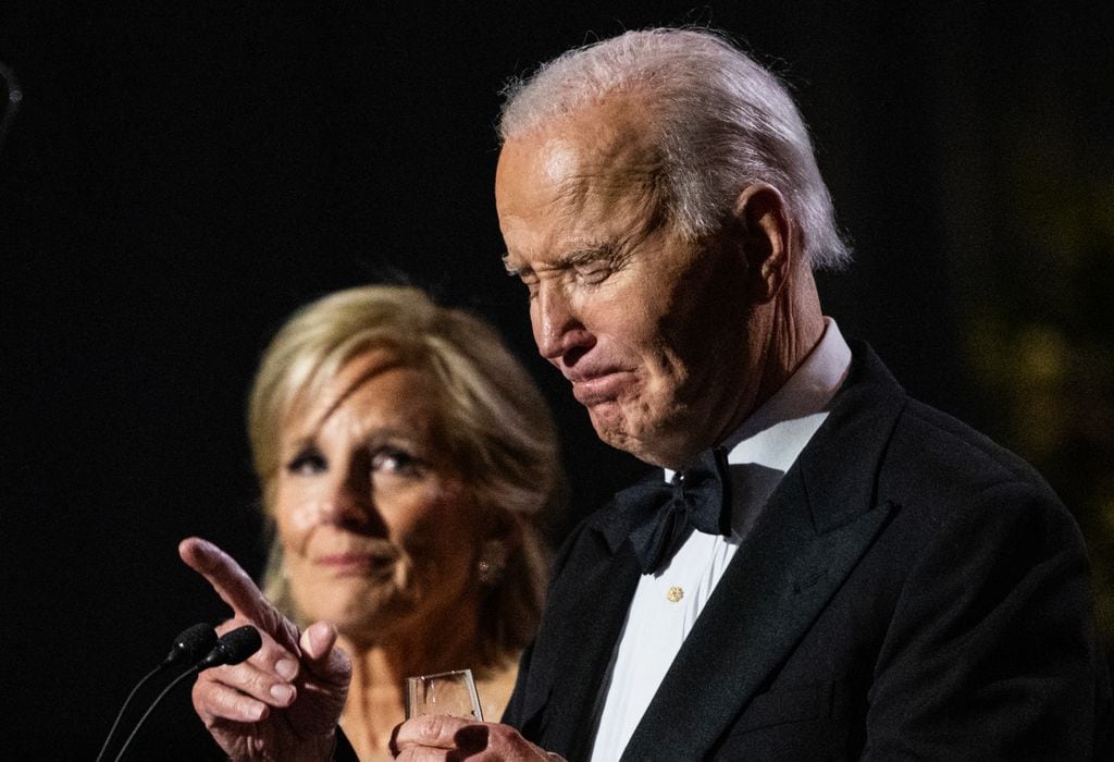 Primer plano de Joe Biden durante un discurso en una cena en la Casa Blanca