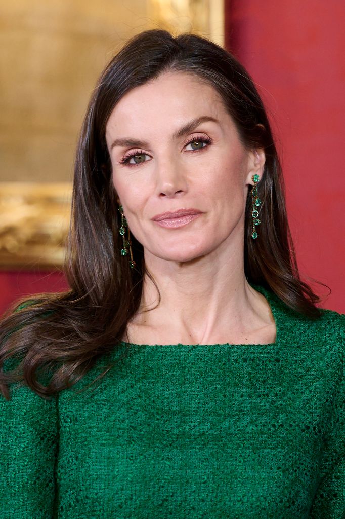 La reina Letizia con estilismo verde y maquillaje de ojos en tonos granate