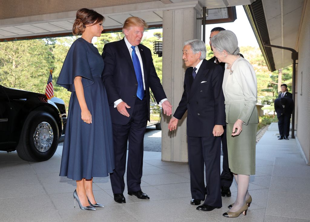 Plano medio de Melania y Donald Trump saludando a Akihito y Michiko de Japón