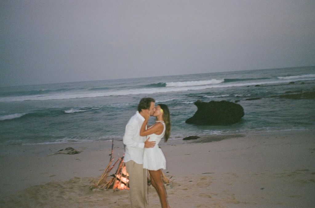 Brandon, el hijo de Pamela Anderson, y su chica, Katarina, en una romántica escapada a Indonesia