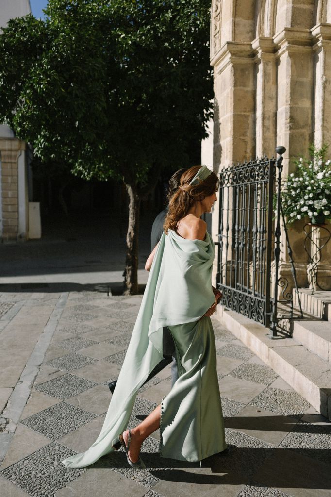 Vestido de madrina desmontable y asimétrico con capa