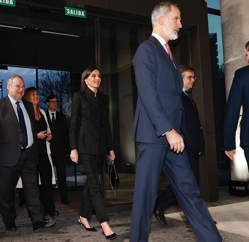 El homenaje de la reina Letizia a Puig con un traje y espectaculares pendientes