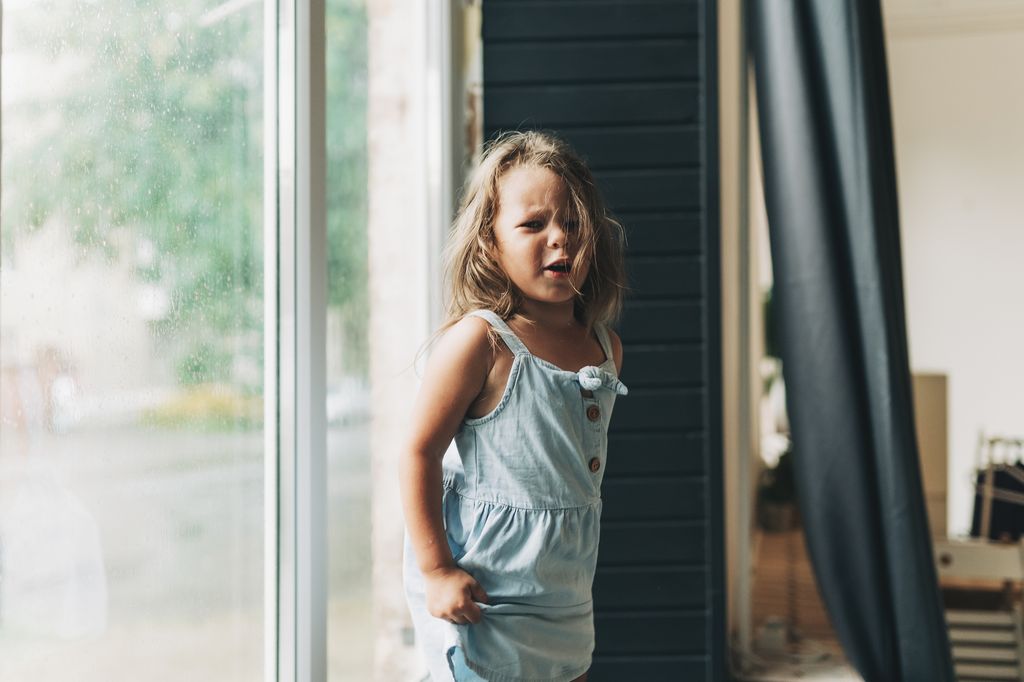 Niña pequeña enfadada con una rabieta