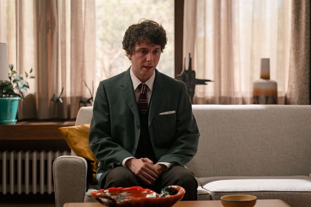 Miguel es el primogénito de los Salazar, el nuevo médico del dispensario que muestra rasgos de autismo