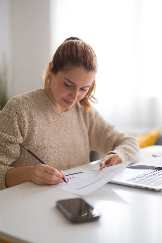 chica escribiendo