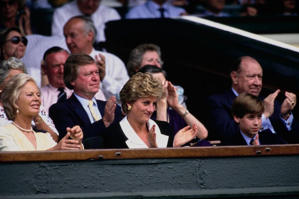 Katharine, Duchesa de Kent, con la princesa Diana de Gales y el príncipe Guillermo en el Royal Box durante una final entre Conchita Martínez y Martina Navratilova en julio de 1994 en Wimbledon 