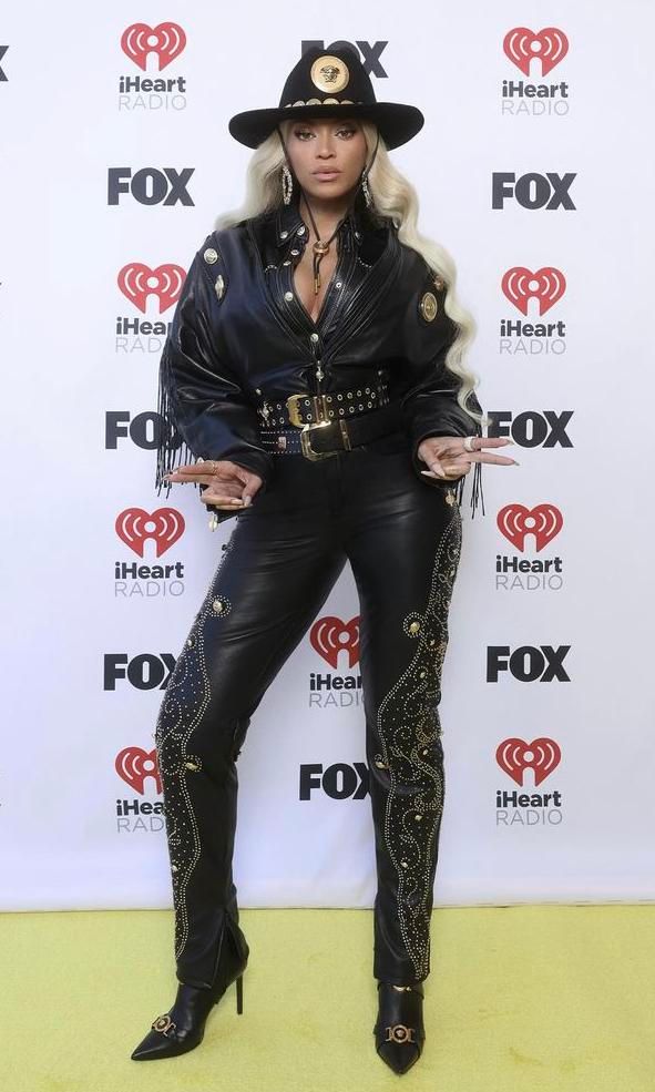 La cantante sorprendió con un atuendo de archivo de Versace