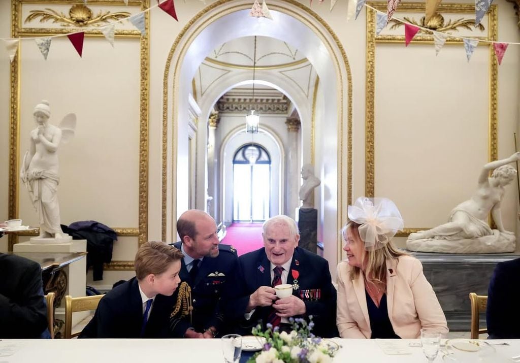 Mayo: El príncipe Guillermo y el príncipe George hablan con los veteranos en el 80 aniversario del día de VE.