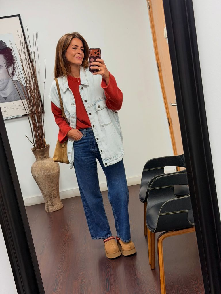 Nuria Roca antes de entrar a plató con camiseta roja, chaleco vaquero y las mismas zapatillas