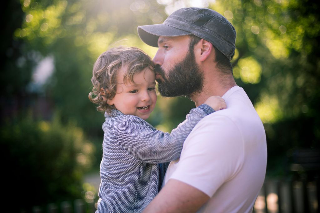 padre con su hijo, dándole un beso