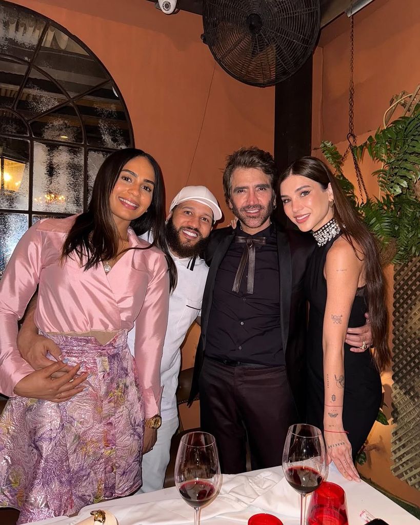 Alejandro Fernández y Karla Laevaga disfrutaron de una cena de parejas con Alfa y su esposa.