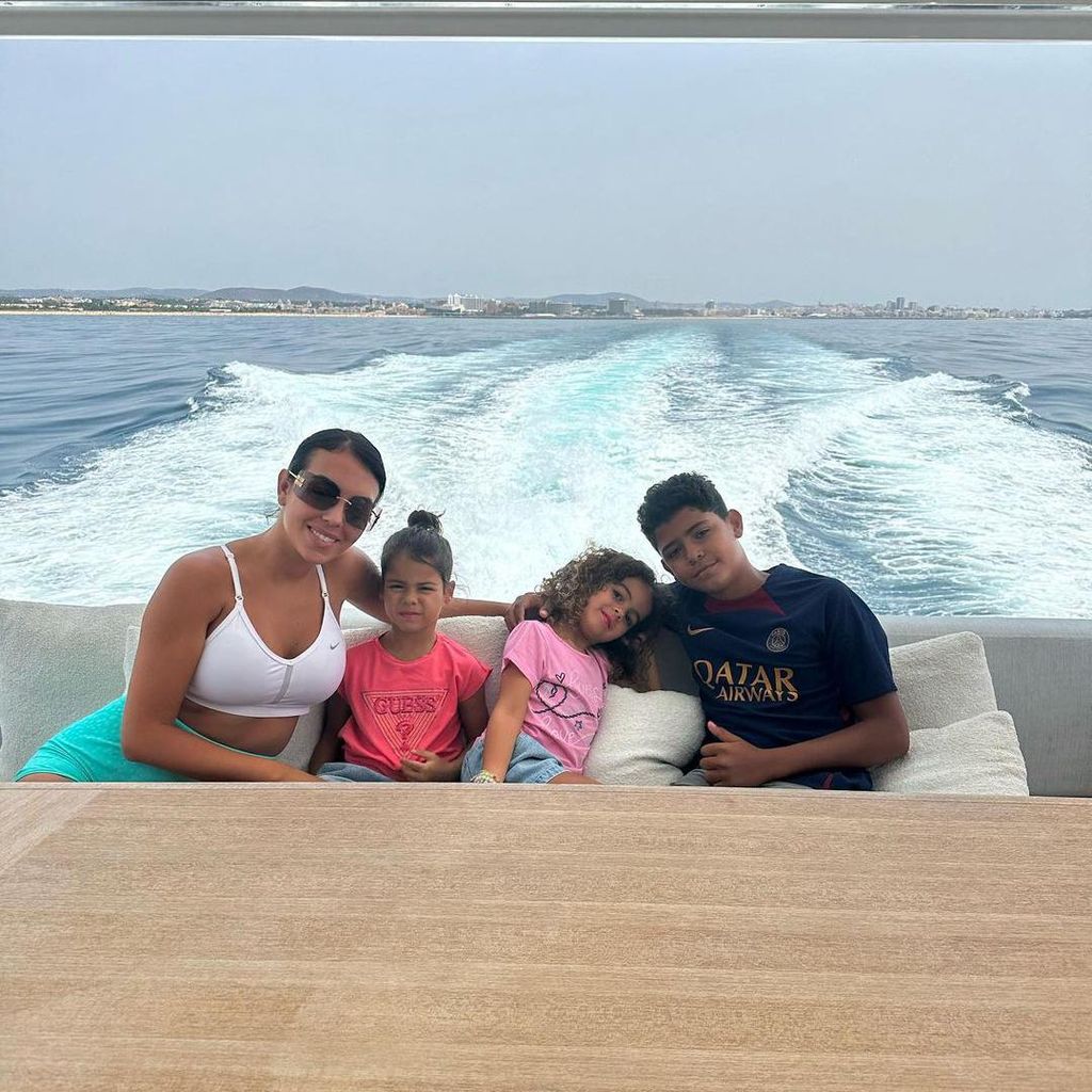 georgina rodr guez y su familia en la playa
