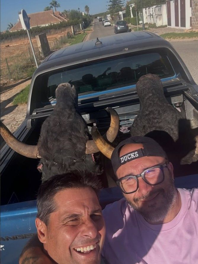 Los hermanos Rivera con las cabezas de toro de su padre, Paquirri