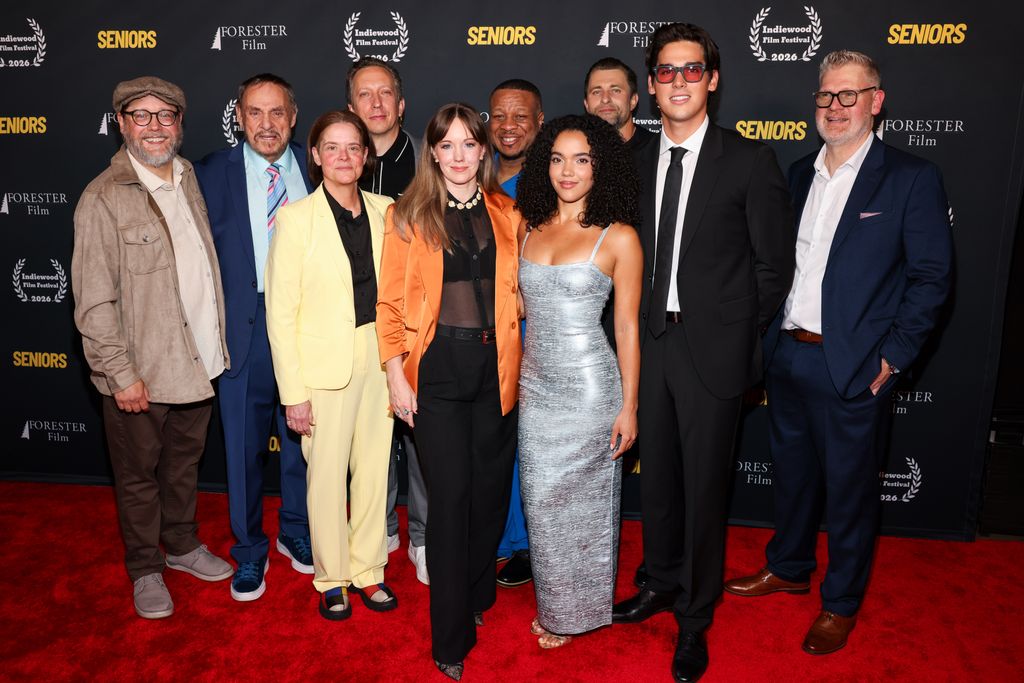 El elenco de 'Seniors': Matt Webb, John Rhys-Davies, Cindy Jackson, Eric Mendenhall, Bethany Anne Lind, Robert Lamar Burns, Alex Hramakouski, Sophia Echendu, Paris Brosnan y Lance Clark 
