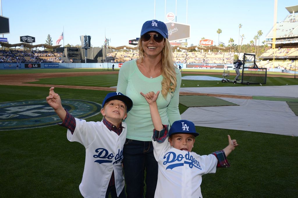 Britney Spears junto a sus hijos Jayden James Federline y Sean Preston Federline en el 2013 en Los Ángeles.