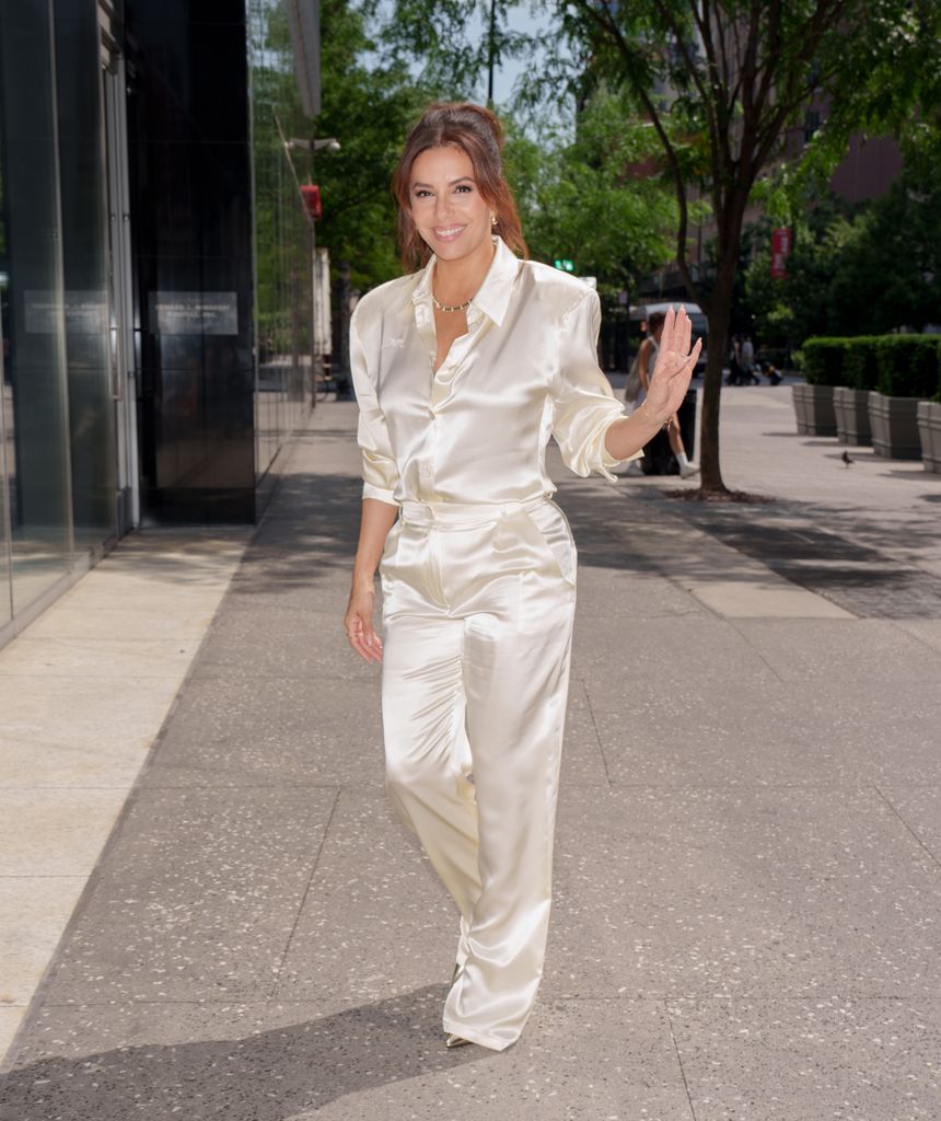 Eva Longoria, con look satinado.