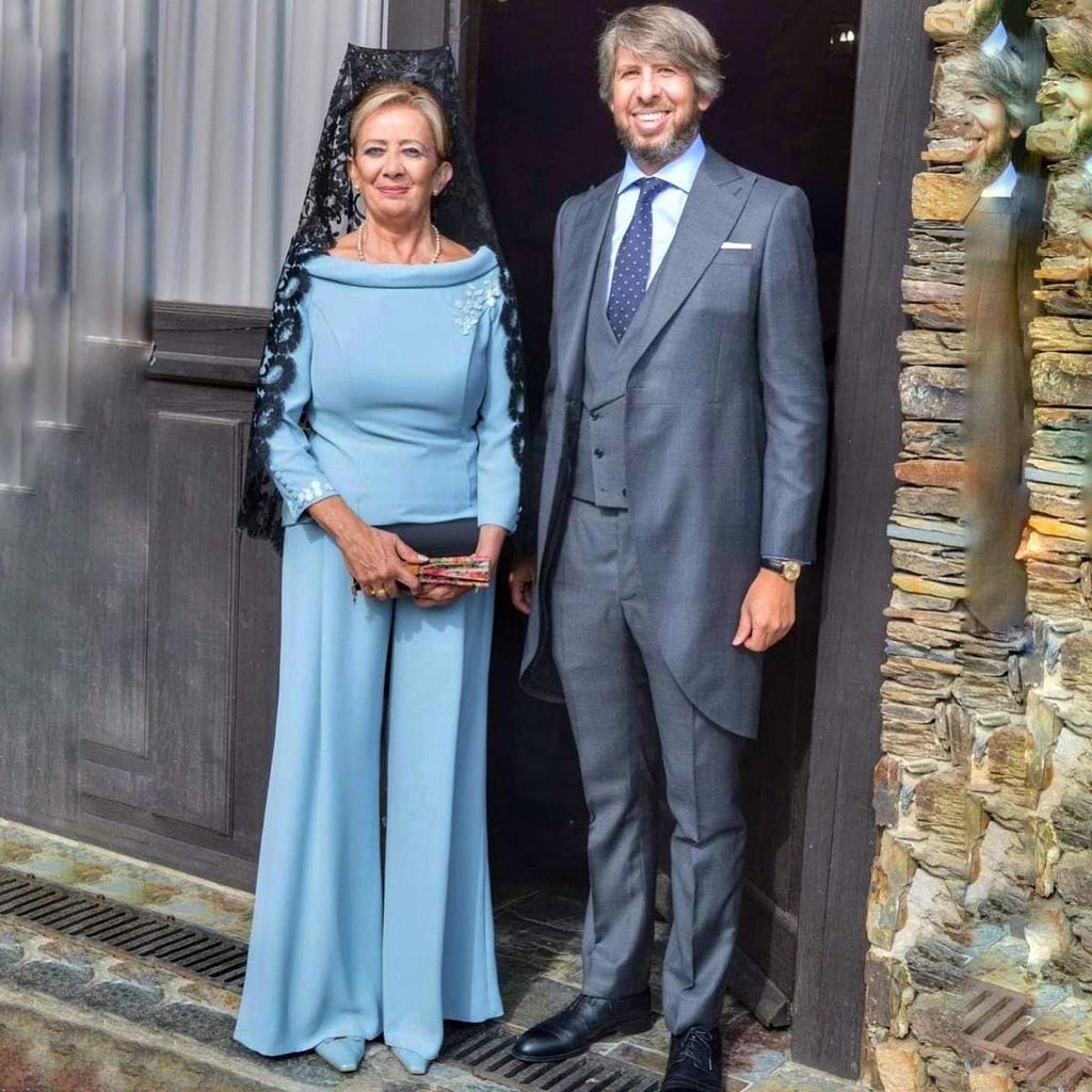 Madrinas de boda con pantalón y mantilla