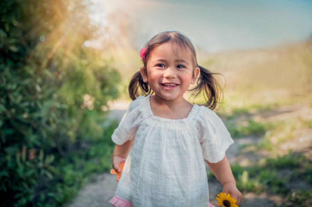 Niña pequeña al aire libre