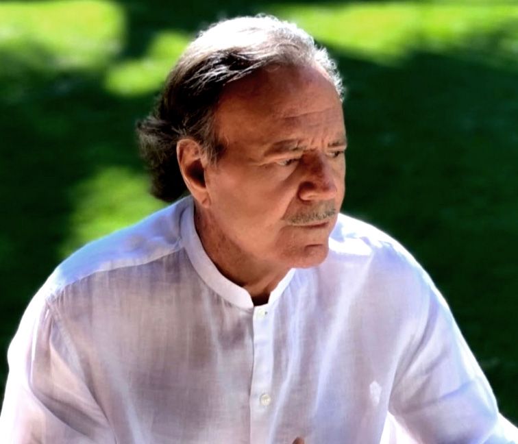 Julio Iglesias demanda a la vicepresidenta Yolanda Díaz por acusarle de ...