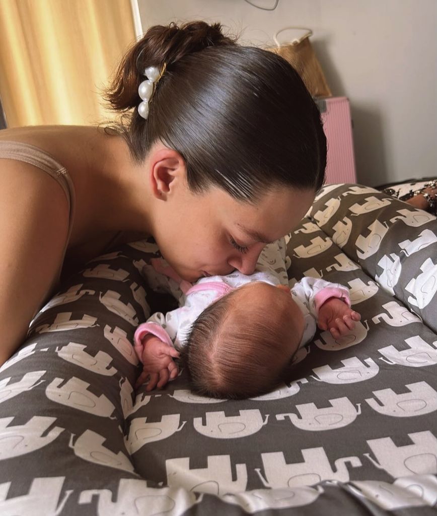 Camila posando junto a su pequeña en una tierna fotografía