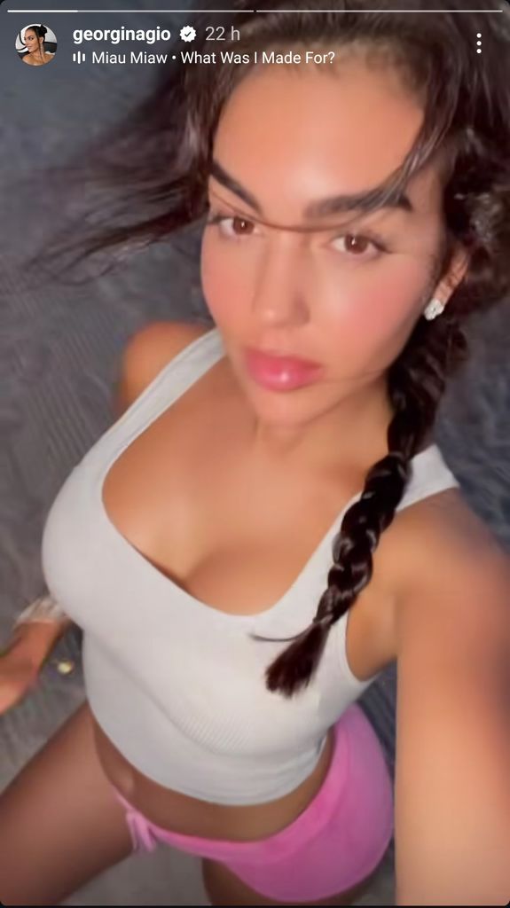 Georgina se mostró muy bella sin maquillaje antes de cortarse el pelo.