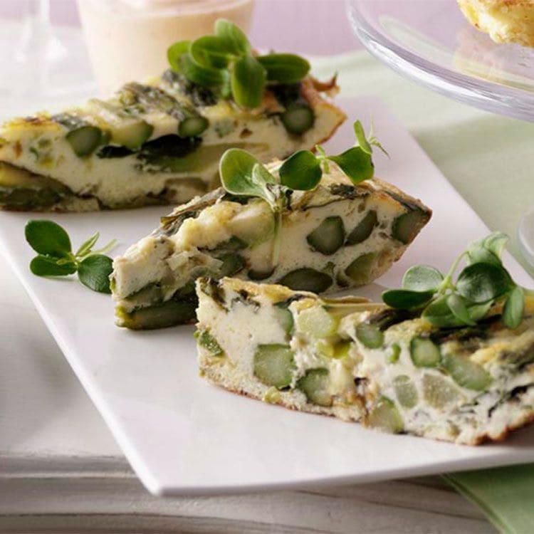 Tortilla de espárragos verdes con crema agria