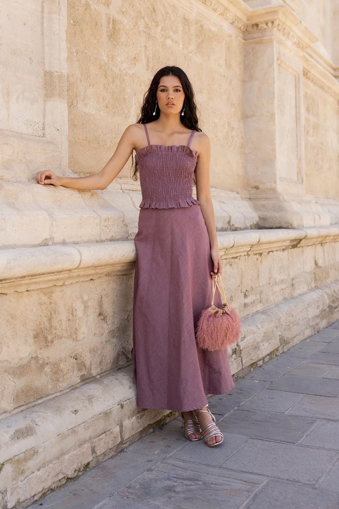 Vestido de invitada de lino malva con nido de abeja