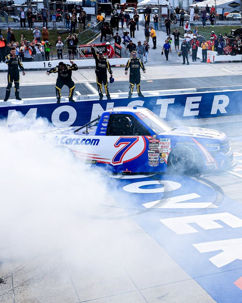 Kyle Busch en su coche al terminar una carrera
