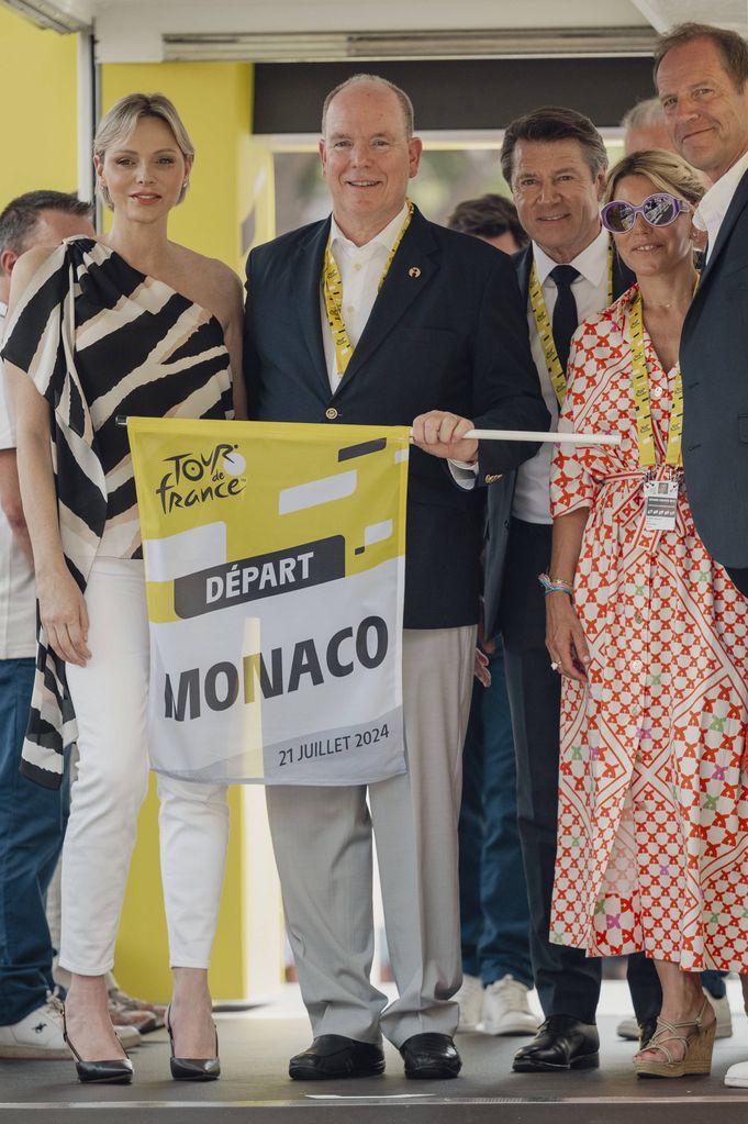 Alberto y Charlene de Mónaco en una etapa del tour de Francia el 21 de julio de 2024