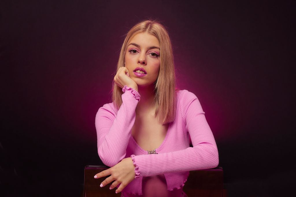 Retrato de Nerea Rodríguez con top rosa 
