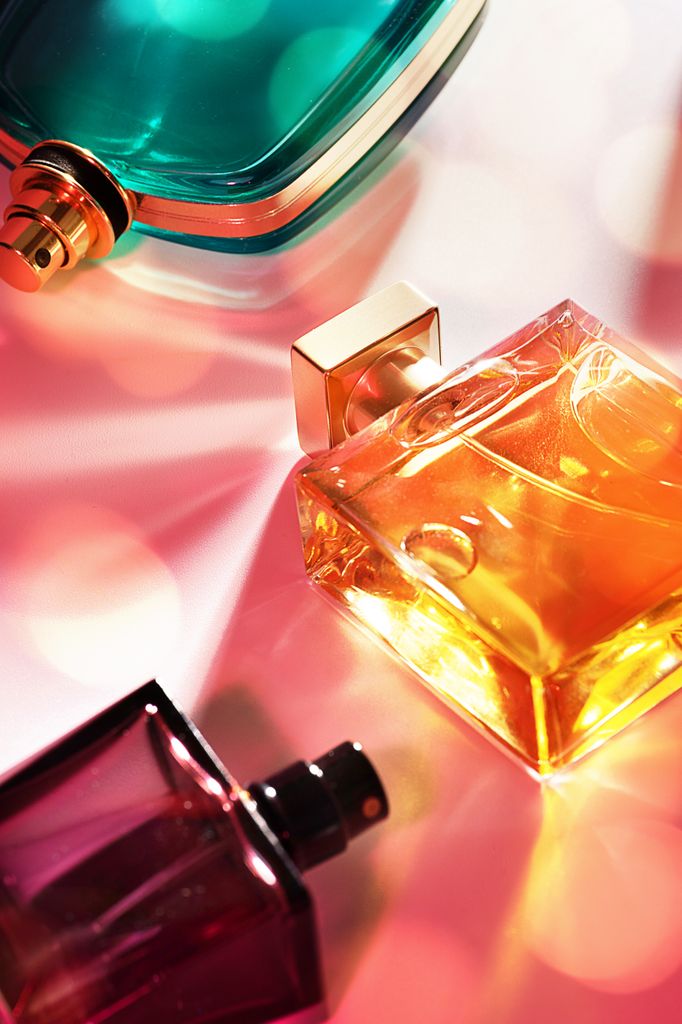 Las zonas con más calor del cuerpo —como cuello, muñecas e interior de los codos— liberan el aroma lentamente, creando una estela delicada y envolvente.