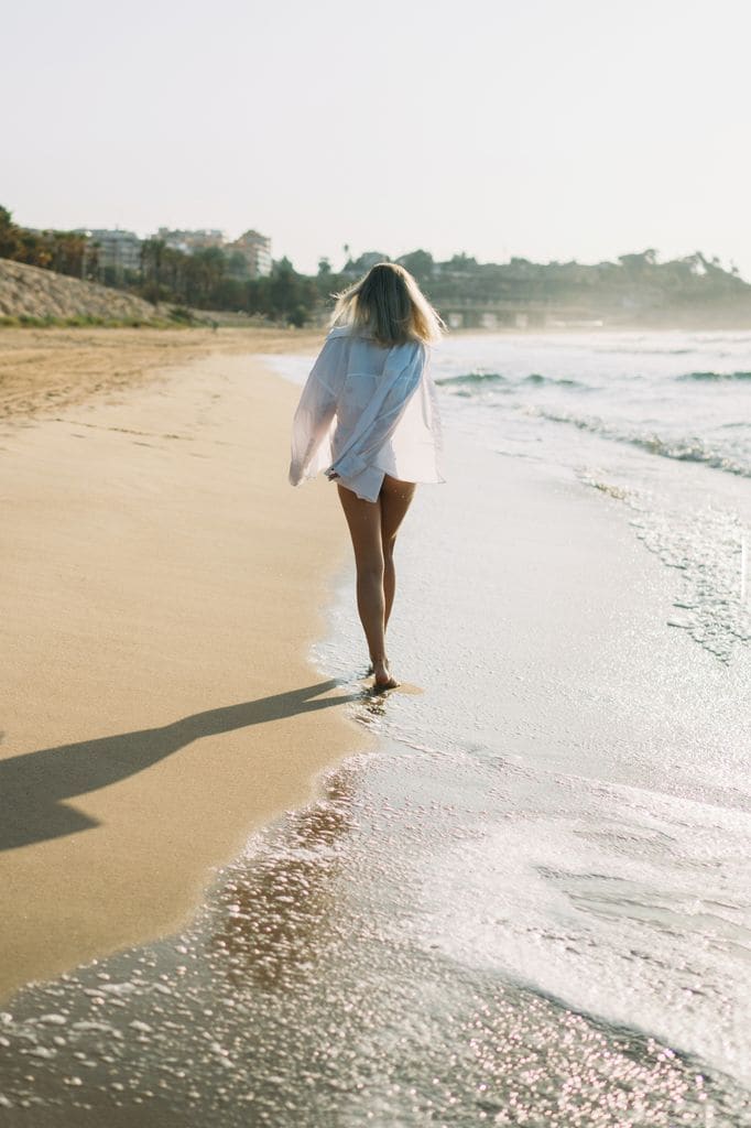chica paseando playa