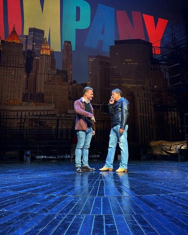 Kerem Bürsin hablando con Antonio Banderas