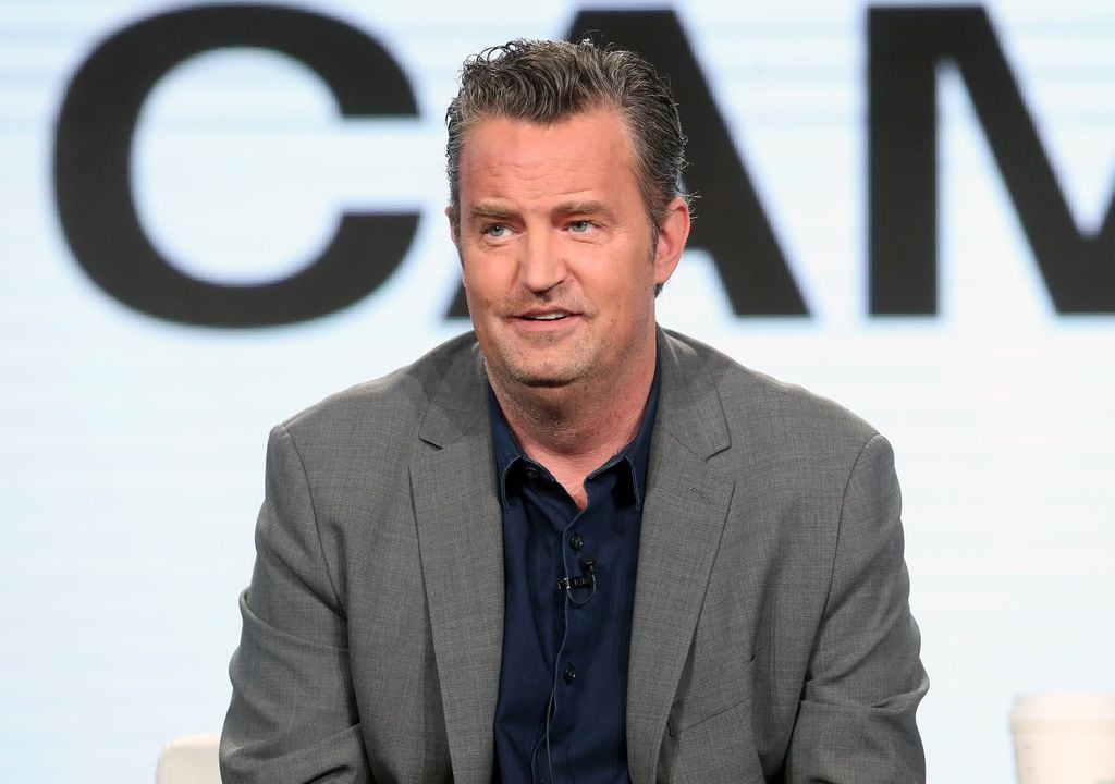 Plano medio de Matthew Perry en un programa de televisión