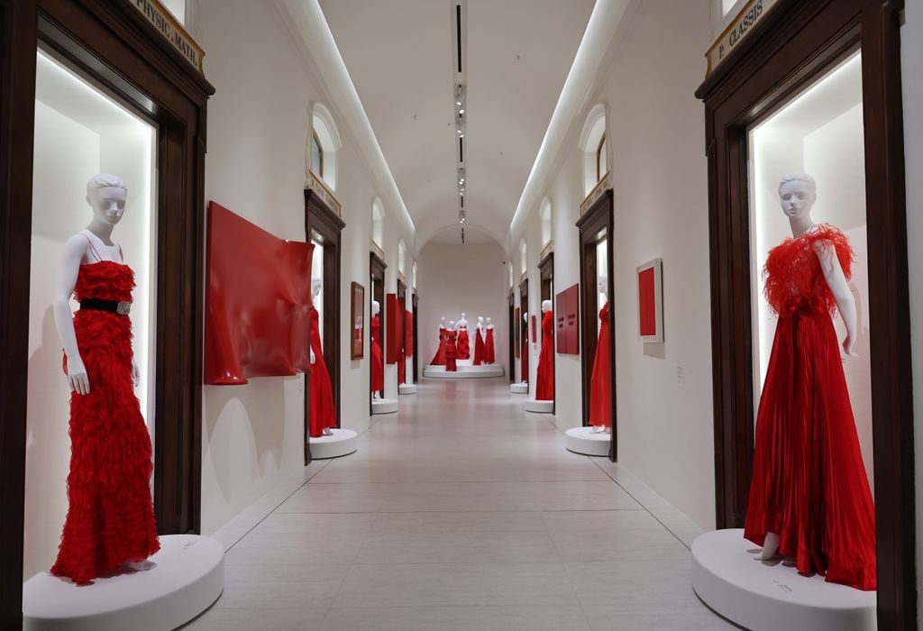 El diálogo de la muestra es entre prendas confeccionadas por la maison italiana con obras de arte de distintos autores