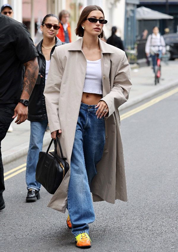 Si no eres de 'shorts' ni vestidos, apuesta por los vaqueros cómodos favoritos de Hailey Bieber