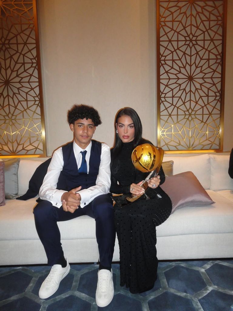 Georgina Rodríguez y Cristiano Ronaldo Jr. posaron juntos con el galardón 