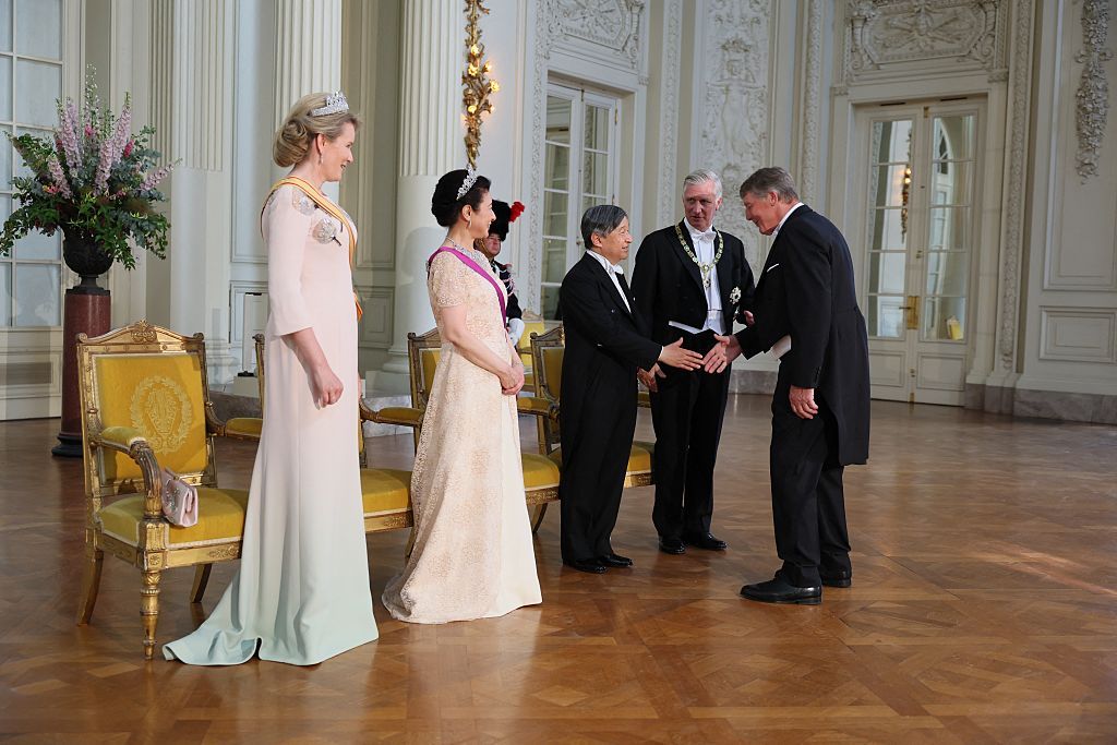 El homenaje de la reina Matilde a los emperadores de Japón con su vestido de gala bordado