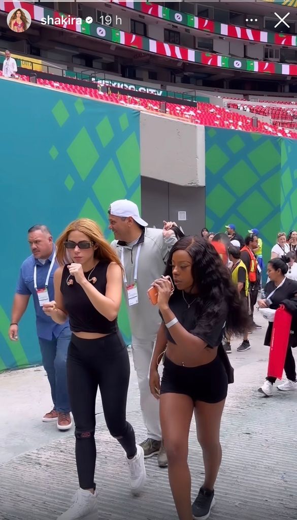 Shakira en el Estadio Ciudad de México, ensayando su coreografía. 