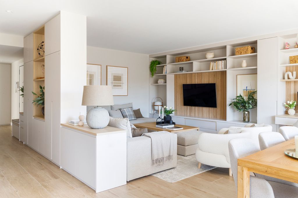 Salón separado del recibidor con un mueble de obra