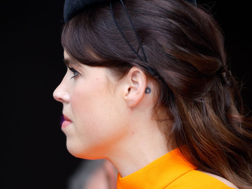 La princesa Eugenia de York en el año 2022 con motivo del Jubileo de Isabel II con el tatuaje de un círculo detrás de su oreja