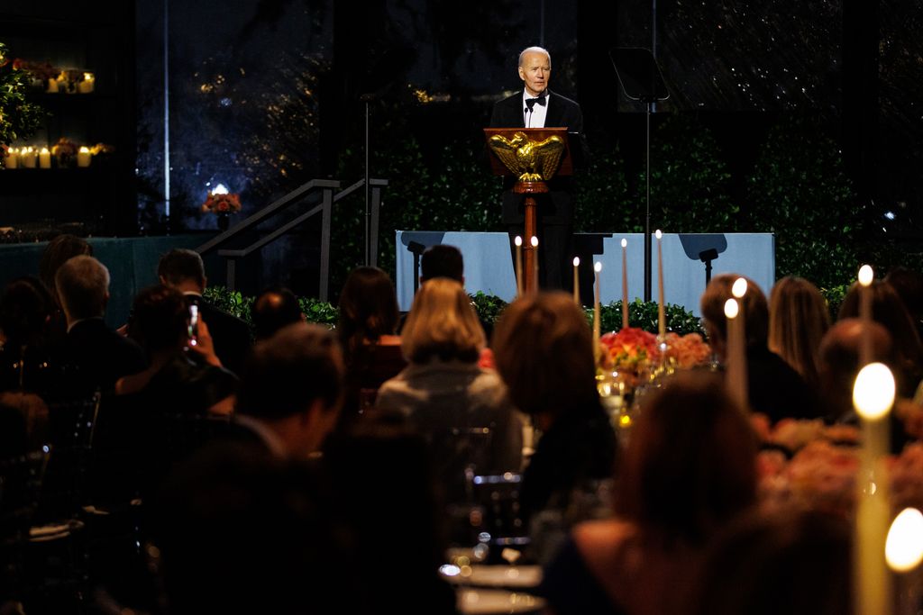 Plano general de Joe Biden durante un discurso en una cena en la Casa Blanca